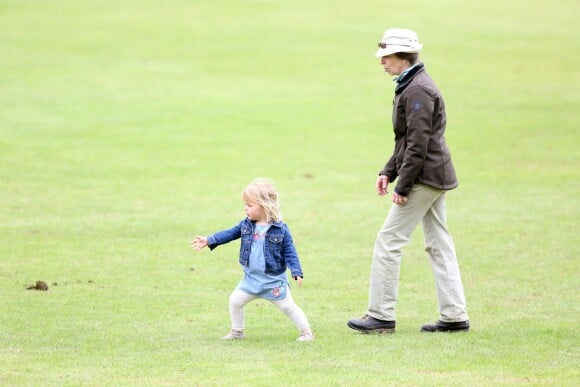 La princesse Anne avec sa petite-fille Mia Tindall le 19 juin 2016 au Beaufort Polo Club à Tetbury.