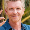 Denis Brogniart pose avec l'anneau pour "Koh-Lanta : L'île au trésor". Juillet 2016.