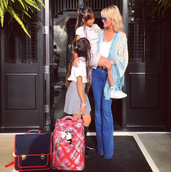 Laeticia Hallyday et ses filles, Jade et Joy. Après les vacances, l'heure de la rentrée a sonné. Le 9 septembre 2016.