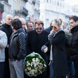 Exclusif - Johnny Hallyday et sa femme Laeticia se recueillent, en hommage aux victimes des attentats terroristes du 22 mars, sur la place de la Bourse à Bruxelles, le 27 mars 2016. © Alain Rolland/Imagebuzz/Bestimage