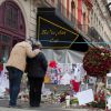 Personnes se recueillant devant la salle du Bataclan à Paris, le 8 décembre 2015, après les attaques terroristes du 13 novembre dernier. © Vincent Emery / Bestimage