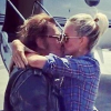 En partance pour la Nouvelle-Orléans avec ses copains pour une expédition à moto, Johnny Hallyday embrasse tendrement son épouse Laeticia pour lui dire au revoir, le 13 septembre 2016.