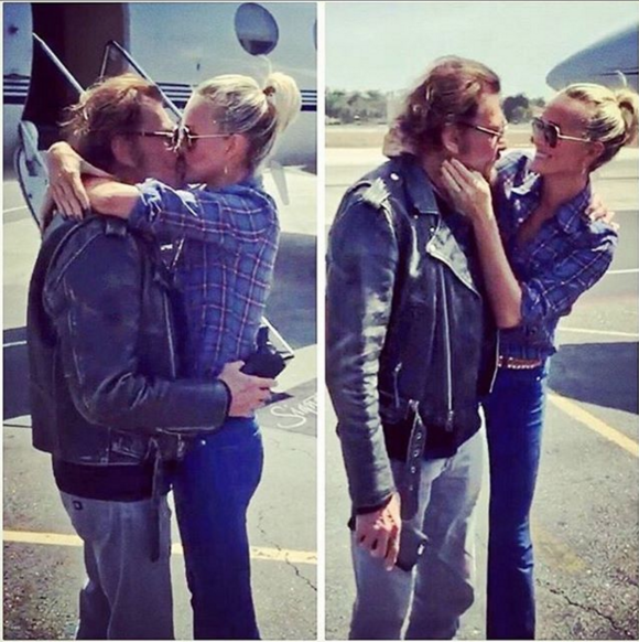 En partance pour la Nouvelle-Orléans avec ses copains pour une expédition à moto, Johnny Hallyday embrasse tendrement son épouse Laeticia pour lui dire au revoir, le 13 septembre 2016.