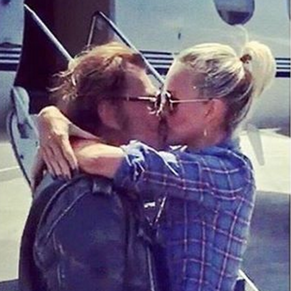 En partance pour la Nouvelle-Orléans avec ses copains pour une expédition à moto, Johnny Hallyday embrasse tendrement son épouse Laeticia pour lui dire au revoir, le 13 septembre 2016.