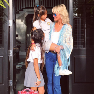 Laeticia Hallyday et ses filles, Jade et Joy. Après les vacances, l'heure de la rentrée a sonné. Le 9 septembre 2016.