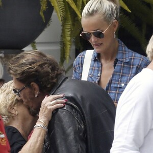 Exclusif - Johnny Hallyday quitte sa propriété de Pacific Palissades le 12 septembre 2016 pour aller faire une virée à moto et faire "Easy Rider" à l'envers. Ils prendront la route depuis La Nouvelle-Orléans jusqu'à Los Angeles le 14 septembre 2016.