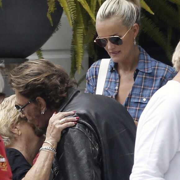 Exclusif - Johnny Hallyday quitte sa propriété de Pacific Palissades le 12 septembre 2016 pour aller faire une virée à moto et faire "Easy Rider" à l'envers. Ils prendront la route depuis La Nouvelle-Orléans jusqu'à Los Angeles le 14 septembre 2016.
