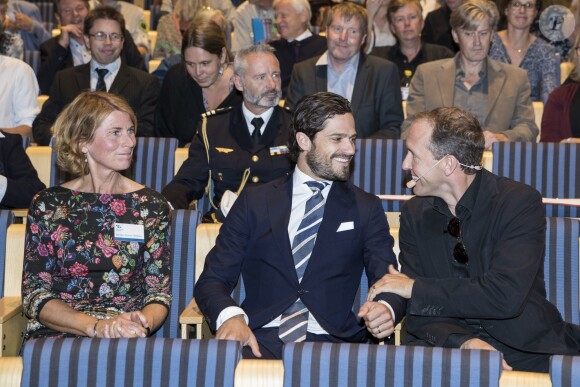 Le prince Carl Philip de Suède lors de la remise de prix de l'exposition photographique "Swedish Nature" à Stockholm le 12 septembre 2016.