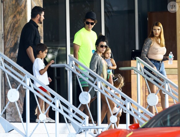 Kourtney Kardashian, ses enfants Penelope, Mason et Reign et Jonathan Cheban à Miami, le 15 septembre 2016.