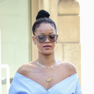 Rihanna se promène dans les rues de New York. Rihanna rentre tout juste de Londres où elle y a séjourné quelques jours. Le 26 août 2016