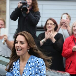 Kate Middleton, superbe en robe Altuzarra, et le prince William étaient en visite à la Stewards Academy à Harlow, dans l'Essex, le 16 september 2016 pour continuer de soutenir la campagne Heads Together en faveur du bien-être mental des jeunes.