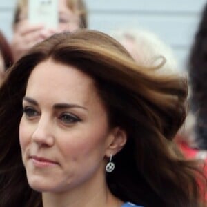 Kate Middleton, superbe en robe Altuzarra, et le prince William étaient en visite à la Stewards Academy à Harlow, dans l'Essex, le 16 september 2016 pour continuer de soutenir la campagne Heads Together en faveur du bien-être mental des jeunes.