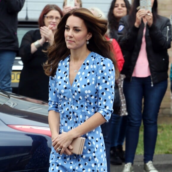 Kate Middleton, superbe en robe Altuzarra, et le prince William étaient en visite à la Stewards Academy à Harlow, dans l'Essex, le 16 september 2016 pour continuer de soutenir la campagne Heads Together en faveur du bien-être mental des jeunes.