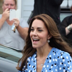 Kate Middleton, superbe en robe Altuzarra, et le prince William étaient en visite à la Stewards Academy à Harlow, dans l'Essex, le 16 september 2016 pour continuer de soutenir la campagne Heads Together en faveur du bien-être mental des jeunes.