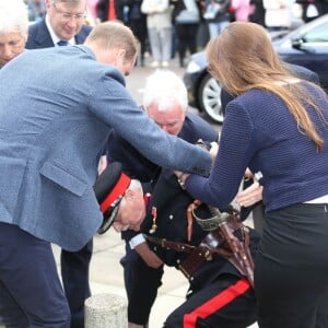 Le prince William, sous les yeux de son épouse la duchesse Catherine de Cambridge, a aidé à relever le Lord Lieutenant Jonathan Douglas-Hughes, victime d'une mauvaise chute lors de leur arrivée le 16 septembre 2016 à la Stewards Academy, une école de Harlow (Essex) où ils venaient promouvoir leur initiative Heads Together en faveur de la santé mentale.
Kate Middleton et le prince William étaient en visite à la Stewards Academy à Harlow, dans l'Essex, le 16 september 2016 pour continuer de soutenir la campagne Heads Together en faveur du bien-être mental des jeunes.