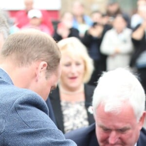 Le prince William, sous les yeux de son épouse la duchesse Catherine de Cambridge, a aidé à relever le Lord Lieutenant Jonathan Douglas-Hughes, victime d'une mauvaise chute lors de leur arrivée le 16 septembre 2016 à la Stewards Academy, une école de Harlow (Essex) où ils venaient promouvoir leur initiative Heads Together en faveur de la santé mentale.
Kate Middleton et le prince William étaient en visite à la Stewards Academy à Harlow, dans l'Essex, le 16 september 2016 pour continuer de soutenir la campagne Heads Together en faveur du bien-être mental des jeunes.