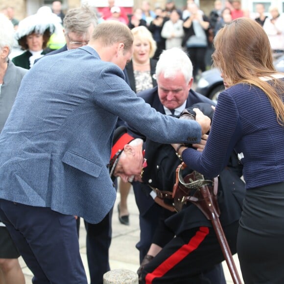 Le prince William, sous les yeux de son épouse la duchesse Catherine de Cambridge, a aidé à relever le Lord Lieutenant Jonathan Douglas-Hughes, victime d'une mauvaise chute lors de leur arrivée le 16 septembre 2016 à la Stewards Academy, une école de Harlow (Essex) où ils venaient promouvoir leur initiative Heads Together en faveur de la santé mentale.
Kate Middleton et le prince William étaient en visite à la Stewards Academy à Harlow, dans l'Essex, le 16 september 2016 pour continuer de soutenir la campagne Heads Together en faveur du bien-être mental des jeunes.