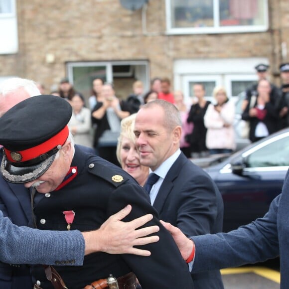 Le prince William, sous les yeux de son épouse la duchesse Catherine de Cambridge, a aidé à relever le Lord Lieutenant Jonathan Douglas-Hughes, victime d'une mauvaise chute lors de leur arrivée le 16 septembre 2016 à la Stewards Academy, une école de Harlow (Essex) où ils venaient promouvoir leur initiative Heads Together en faveur de la santé mentale.
Kate Middleton et le prince William étaient en visite à la Stewards Academy à Harlow, dans l'Essex, le 16 september 2016 pour continuer de soutenir la campagne Heads Together en faveur du bien-être mental des jeunes.