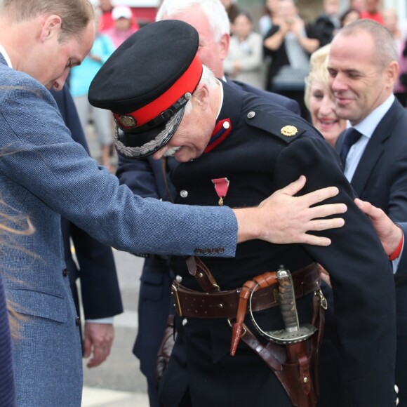 Le prince William, sous les yeux de son épouse la duchesse Catherine de Cambridge, a aidé à relever le Lord Lieutenant Jonathan Douglas-Hughes, victime d'une mauvaise chute lors de leur arrivée le 16 septembre 2016 à la Stewards Academy, une école de Harlow (Essex) où ils venaient promouvoir leur initiative Heads Together en faveur de la santé mentale.
Kate Middleton et le prince William étaient en visite à la Stewards Academy à Harlow, dans l'Essex, le 16 september 2016 pour continuer de soutenir la campagne Heads Together en faveur du bien-être mental des jeunes.