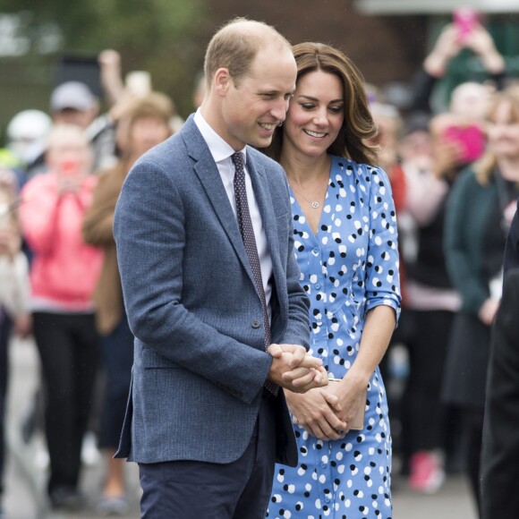 Kate Middleton et le prince William étaient en visite à la Stewards Academy à Harlow, dans l'Essex, le 16 september 2016 pour continuer de soutenir la campagne Heads Together en faveur du bien-être mental des jeunes.