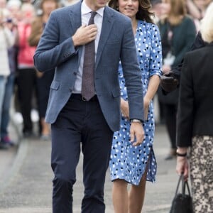 Kate Middleton et le prince William étaient en visite à la Stewards Academy à Harlow, dans l'Essex, le 16 september 2016 pour continuer de soutenir la campagne Heads Together en faveur du bien-être mental des jeunes.