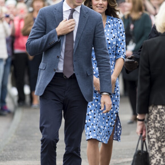 Kate Middleton et le prince William étaient en visite à la Stewards Academy à Harlow, dans l'Essex, le 16 september 2016 pour continuer de soutenir la campagne Heads Together en faveur du bien-être mental des jeunes.