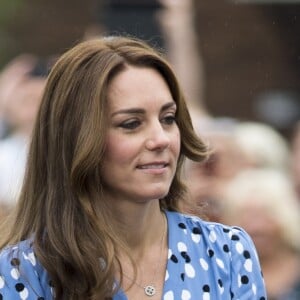 Kate Middleton, superbe en robe Altuzarra, et le prince William étaient en visite à la Stewards Academy à Harlow, dans l'Essex, le 16 september 2016 pour continuer de soutenir la campagne Heads Together en faveur du bien-être mental des jeunes.