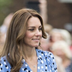 Kate Middleton, superbe en robe Altuzarra, et le prince William étaient en visite à la Stewards Academy à Harlow, dans l'Essex, le 16 september 2016 pour continuer de soutenir la campagne Heads Together en faveur du bien-être mental des jeunes.