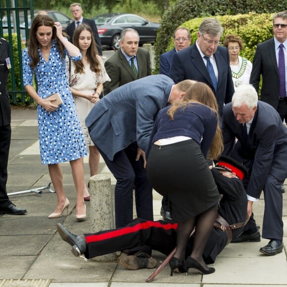 Le prince William, sous les yeux de son épouse la duchesse Catherine de Cambridge, a aidé à relever le Lord Lieutenant Jonathan Douglas-Hughes, victime d'une mauvaise chute lors de leur arrivée le 16 septembre 2016 à la Stewards Academy, une école de Harlow (Essex) où ils venaient promouvoir leur initiative Heads Together en faveur de la santé mentale.
Kate Middleton et le prince William étaient en visite à la Stewards Academy à Harlow, dans l'Essex, le 16 september 2016 pour continuer de soutenir la campagne Heads Together en faveur du bien-être mental des jeunes.