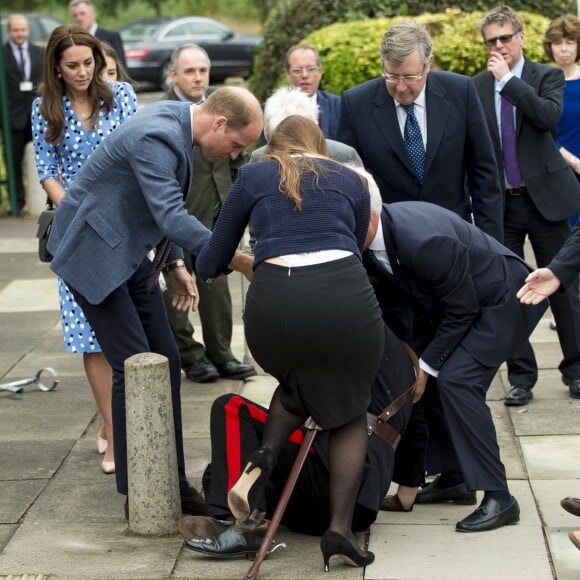 Le prince William, sous les yeux de son épouse la duchesse Catherine de Cambridge, a aidé à relever le Lord Lieutenant Jonathan Douglas-Hughes, victime d'une mauvaise chute lors de leur arrivée le 16 septembre 2016 à la Stewards Academy, une école de Harlow (Essex) où ils venaient promouvoir leur initiative Heads Together en faveur de la santé mentale.
Kate Middleton et le prince William étaient en visite à la Stewards Academy à Harlow, dans l'Essex, le 16 september 2016 pour continuer de soutenir la campagne Heads Together en faveur du bien-être mental des jeunes.