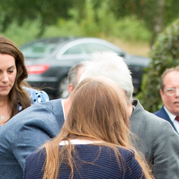 Le prince William, sous les yeux de son épouse la duchesse Catherine de Cambridge, a aidé à relever le Lord Lieutenant Jonathan Douglas-Hughes, victime d'une mauvaise chute lors de leur arrivée le 16 septembre 2016 à la Stewards Academy, une école de Harlow (Essex) où ils venaient promouvoir leur initiative Heads Together en faveur de la santé mentale.
Kate Middleton et le prince William étaient en visite à la Stewards Academy à Harlow, dans l'Essex, le 16 september 2016 pour continuer de soutenir la campagne Heads Together en faveur du bien-être mental des jeunes.