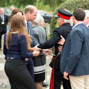 Le prince William, sous les yeux de son épouse la duchesse Catherine de Cambridge, a aidé à relever le Lord Lieutenant Jonathan Douglas-Hughes, victime d'une mauvaise chute lors de leur arrivée le 16 septembre 2016 à la Stewards Academy, une école de Harlow (Essex) où ils venaient promouvoir leur initiative Heads Together en faveur de la santé mentale.
Kate Middleton et le prince William étaient en visite à la Stewards Academy à Harlow, dans l'Essex, le 16 september 2016 pour continuer de soutenir la campagne Heads Together en faveur du bien-être mental des jeunes.