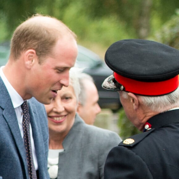 Le prince William, sous les yeux de son épouse la duchesse Catherine de Cambridge, a aidé à relever le Lord Lieutenant Jonathan Douglas-Hughes, victime d'une mauvaise chute lors de leur arrivée le 16 septembre 2016 à la Stewards Academy, une école de Harlow (Essex) où ils venaient promouvoir leur initiative Heads Together en faveur de la santé mentale.
Kate Middleton et le prince William étaient en visite à la Stewards Academy à Harlow, dans l'Essex, le 16 september 2016 pour continuer de soutenir la campagne Heads Together en faveur du bien-être mental des jeunes.