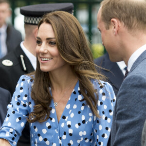 Kate Middleton et le prince William étaient en visite à la Stewards Academy à Harlow, dans l'Essex, le 16 september 2016 pour continuer de soutenir la campagne Heads Together en faveur du bien-être mental des jeunes.