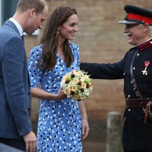 Le prince William et la duchesse Catherine de Cambridge s'enquièrent de l'état du Lord Lieutenant Jonathan Douglas-Hughes, victime d'une mauvaise chute lors de leur arrivée le 16 septembre 2016 à la Stewards Academy, une école de Harlow (Essex) où ils venaient promouvoir leur initiative Heads Together en faveur de la santé mentale.
Kate Middleton et le prince William étaient en visite à la Stewards Academy à Harlow, dans l'Essex, le 16 september 2016 pour continuer de soutenir la campagne Heads Together en faveur du bien-être mental des jeunes.