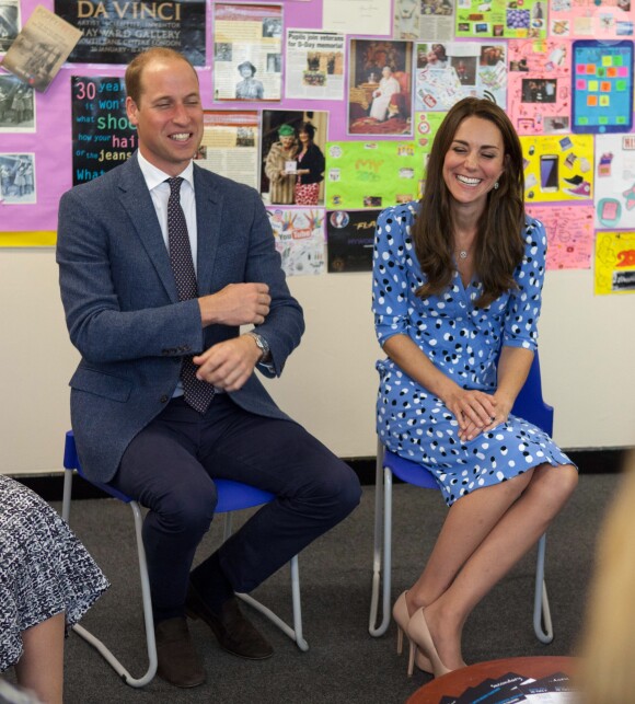 Kate Middleton et le prince William lors d'une discussion au cours de leur visite à la Stewards Academy à Harlow, dans l'Essex, le 16 september 2016 pour continuer de soutenir la campagne Heads Together en faveur du bien-être mental des jeunes.