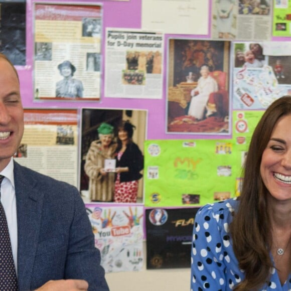 Kate Middleton et le prince William lors d'une discussion au cours de leur visite à la Stewards Academy à Harlow, dans l'Essex, le 16 september 2016 pour continuer de soutenir la campagne Heads Together en faveur du bien-être mental des jeunes.