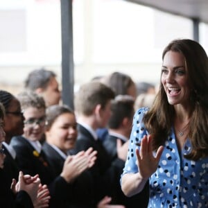 Kate Middleton, superbe en robe Altuzarra, et le prince William étaient en visite à la Stewards Academy à Harlow, dans l'Essex, le 16 september 2016 pour continuer de soutenir la campagne Heads Together en faveur du bien-être mental des jeunes.