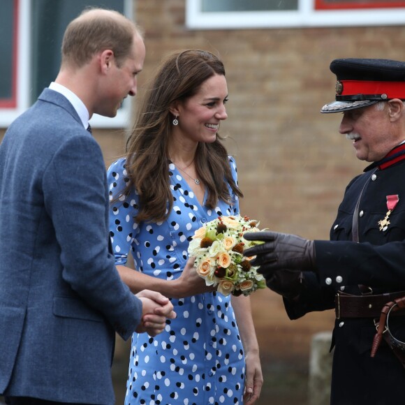 Le prince William et la duchesse Catherine de Cambridge s'enquièrent de l'état du Lord Lieutenant Jonathan Douglas-Hughes, victime d'une mauvaise chute lors de leur arrivée le 16 septembre 2016 à la Stewards Academy, une école de Harlow (Essex) où ils venaient promouvoir leur initiative Heads Together en faveur de la santé mentale.
Kate Middleton et le prince William étaient en visite à la Stewards Academy à Harlow, dans l'Essex, le 16 september 2016 pour continuer de soutenir la campagne Heads Together en faveur du bien-être mental des jeunes.