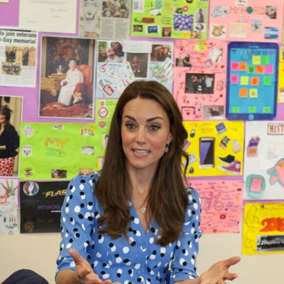 Kate Middleton et le prince William lors d'une réunion au cours de leur visite à la Stewards Academy à Harlow, dans l'Essex, le 16 september 2016 pour continuer de soutenir la campagne Heads Together en faveur du bien-être mental des jeunes.