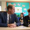 Kate Middleton et le prince William, ici en classe avec un écolier, étaient en visite à la Stewards Academy à Harlow, dans l'Essex, le 16 september 2016 pour continuer de soutenir la campagne Heads Together en faveur du bien-être mental des jeunes.