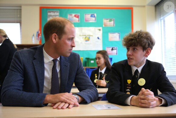 Kate Middleton et le prince William, ici en classe avec un écolier, étaient en visite à la Stewards Academy à Harlow, dans l'Essex, le 16 september 2016 pour continuer de soutenir la campagne Heads Together en faveur du bien-être mental des jeunes.