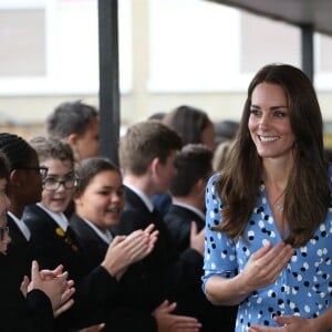 Kate Middleton lors de sa visite avec William à la Stewards Academy à Harlow, dans l'Essex, le 16 september 2016 pour continuer de soutenir la campagne Heads Together en faveur du bien-être mental des jeunes.