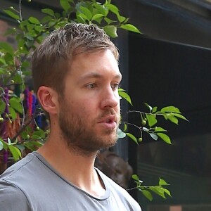 Taylor Swift et son petit-ami Calvin Harris sortent d'un restaurant à New York, le 28 mai 2015.