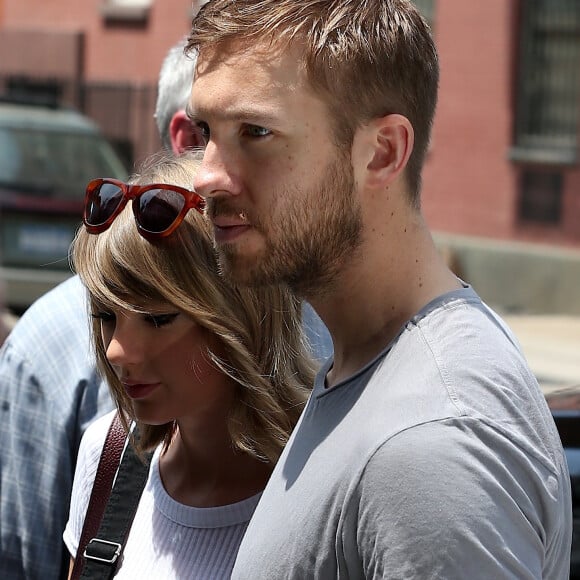 Taylor Swift et son petit-ami Calvin Harris sortent d'un restaurant à New York, le 28 mai 2015.