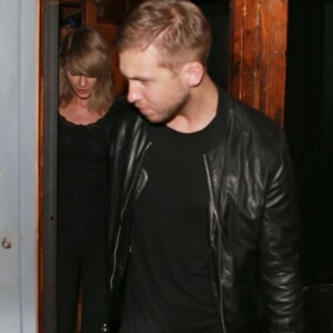 Taylor Swift et le DJ Calvin Harris confirment leur relation amoureuse en sortant main dans la main du club Troubadour à West Hollywood. Le 2 avril 2015