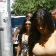 Kim Kardashian en pleine séance de shopping à Miami Kim, entourée de ses deux soeurs Khloé et Kourtney ainsi que son meilleur ami Jonathan Chetan. Le 16 septembre 2016