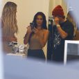 Kim Kardashian en pleine séance de shopping à Miami Kim, entourée de ses deux soeurs Khloé et Kourtney ainsi que son meilleur ami Jonathan Chetan. Le 16 septembre 2016