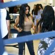 Kim Kardashian en pleine séance de shopping à Miami Kim, entourée de ses deux soeurs Khloé et Kourtney ainsi que son meilleur ami Jonathan Chetan. Le 16 septembre 2016