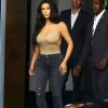 Kim et Khloe Kardashian quittent leur hôtel de Miami le 16 septembre 2016.